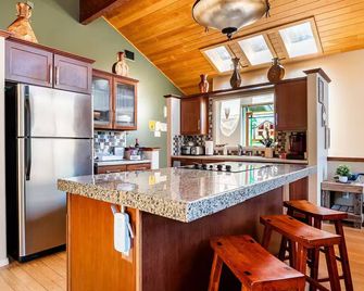 Pine Mountain Club Cozy Alpine Cabin Hideaway with Game Room - Frazier Park - Kitchen
