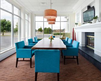 Hilton Garden Inn Montreal Airport - Montreal - Dining room