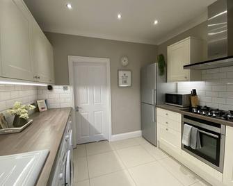 Ultra modern luxury apartment - Southall - Kitchen