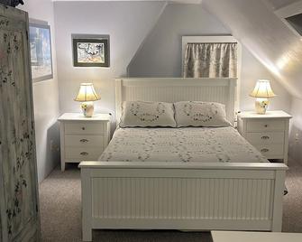 Charming 1 Bedroom Cottage Close To Beautiful Craigville Beach - Centerville - Bedroom