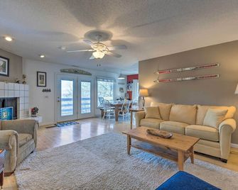 Massanutten Retreat w/ Double Deck & Mtn View! - McGaheysville - Living room