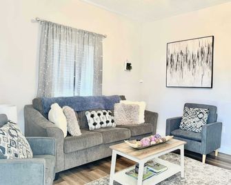 Newly Remodeled 2 Bedroom Home in Shelbyville! - Shelbyville - Living room