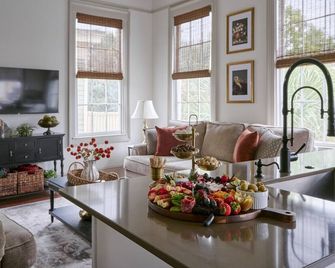 111 Waldburg street Beautifully Renovated Historic 5 bedroom 5 bath - Savannah