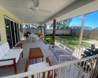 All Brand New 2br House W/ Garage And A 26 Sqm Outdoor Entertaining And Bbq Area - Scarness - Patio