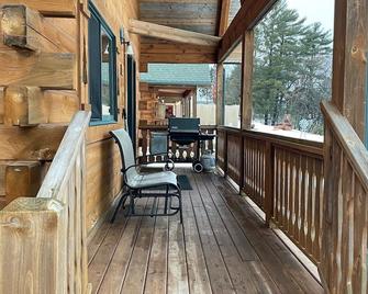 3BR 2BA Cabin near Jellystone and 3 Bears Lodge. - Warrens - Balcón