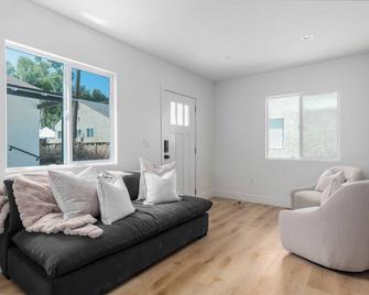 New Luxurious 1BR/1BA! Perfect solo/couple getaway - Santa Ana