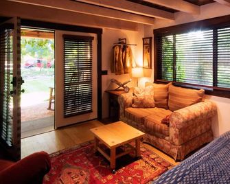 Quiet Garden Bungalow in Heart of University Neighborhood - Missoula - Living room