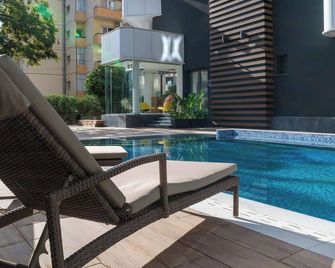 Elegant 1BR Suite w/ Balcony & Queen Bed – Germasogeia Tourist Area, Limassol - Germasogeia - Piscina