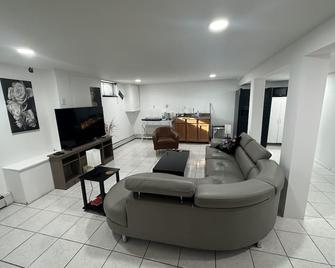 Cozy Spacious Guest Suite - Englewood - Living room