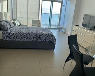 H1B Panama Canal & Panama City Oceanfront Studio/Apartment with own Cozy Balcony - Ciudad de Panamá - Habitación