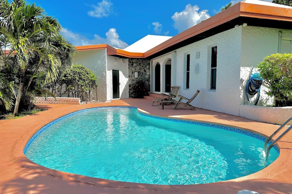 Sunshine & Happiness! 2 BR Home, pool & ocean view - Kingshill - Piscina