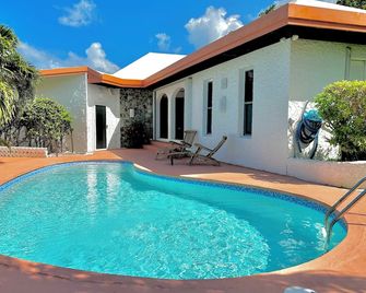 Sunshine & Happiness! 2 BR Home, pool & ocean view - Kingshill - Piscina