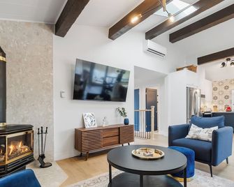 4 bdr 2 full baths, renovated house in Île-Perrot, Quebec. - L'île Perrot - Living room