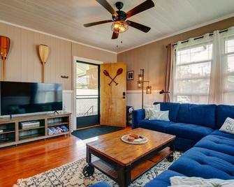New Paddler's Inn- 3br Hilo Downtown - Hilo - Living room