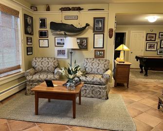 Gardner Residence and Gardens - Charlotte - Living room
