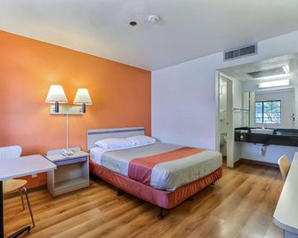 Super 8 by Wyndham Livermore - Livermore - Ložnice