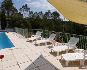 Ground floor of a villa in front of the swimming pool - Carcès - Balcon
