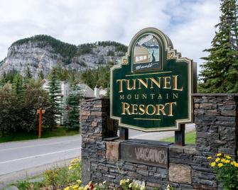 Tunnel Mountain Resort - באנף - כניסה למלון