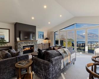 Queenstown House Bed & Breakfast and Apartments - קווינסטאון - סלון
