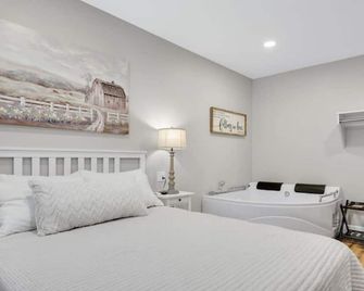 Sycamore Suite - Main Street Lodge in Berlin - Berlin - Bedroom