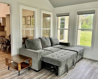 River front Home built in 2021 with Private Pier - Reedville - Living room