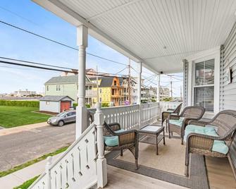 The Melrose, 3B- Full Bed & Bath: Romantic Getaway, Steps from the Beach, Cozy B - Ocean Grove - Balcony