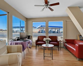 Red Roof Inn Needles - Needles - Vardagsrum