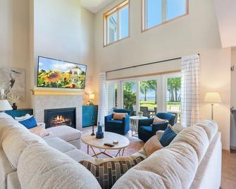 4BR Lakefront Townhome with Stunning Mille Lacs Lake Views in Onamia - Onamia - Living room