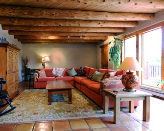 Blue Bird Farm - Spacious Stylish 5 bed/3 bath Taos Farmhouse with AC - El Prado - Obývací pokoj