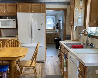 6 Bedroom House Close To Petoskey, Harbor Springs & Mackinaw 350 Private Acres - Pellston - Kitchen