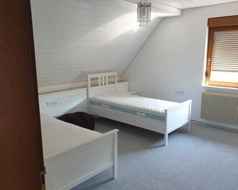 Spacious family-friendly 4-room apartment - Kirchheim unter Teck - Schlafzimmer