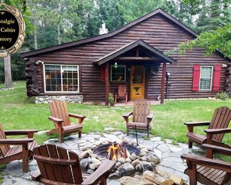 Romantic - Historic - Luxury Log Cabin - A Fairy Tale Experience and Setting - Grayling - Innenhof