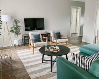 The Pearl: A Fully Updated 3 Bedroom Home Near Acu - Abilene - Living room