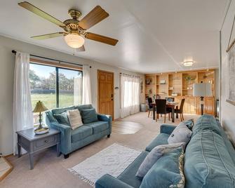 Cozy Central Point Bungalow on Working Winery! - Central Point - Living room