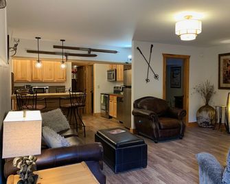 A Wilderness Perch In The Pines - Taos Ski Valley - Sala de estar