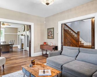 Mount Washington| Hot Tub + Deck | 6br |sleeps 16 - Pittsburgh