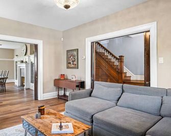 Mount Washington| Hot Tub + Deck | 6br |sleeps 16 - Pittsburgh - Sala de estar