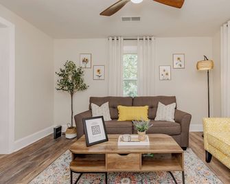 The Bumblebee Bungalow – Sweet Stay Near It All - Perry - Wohnzimmer