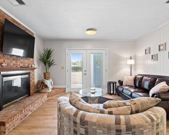 Beach & Downtown Family Fun Wilmington Stay Villa - Wrightsville Beach - Phòng khách