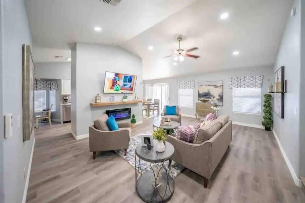 Cheerful 4 bed3 ba home with pool heated - Ahwatukee - סלון