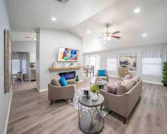 Cheerful 4 bed3 ba home with pool heated - Ahwatukee - Ruang tamu