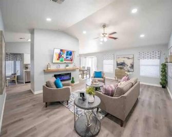 Cheerful 4 bed3 ba home with pool heated - Ahwatukee - סלון