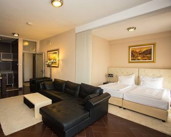Hotel Alexandar Lux - Podgorica - Wohnzimmer