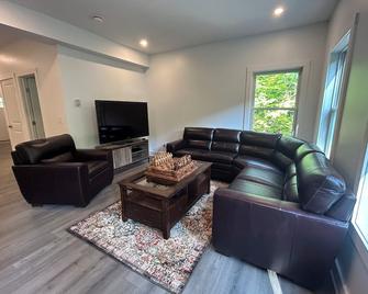 New 3 Bedroom - Thoroughbred Farm & Lake Views! - Saratoga Springs - Living room