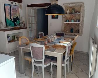 Beautiful house in the heart of the old village - Espeluche - Dining room