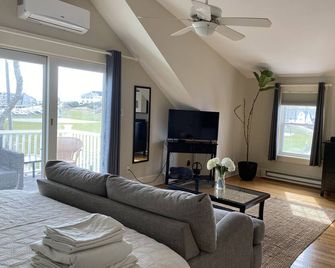 Ocean View house for rent in stunning Falmouth Heights !!! - Falmouth - Obývací pokoj