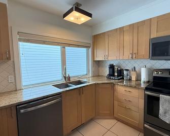 2Bed Bright & Stylish Ritchie Urban Retreat - Edmonton - Kitchen