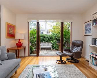 Pet Friendly - The Light House - Close to Harold Holt Swim Centre - Glen Iris - Living room