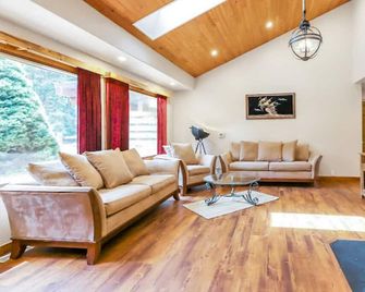 Mountain Side Cabin In Hope! For Families & Parties - Hope - Living room
