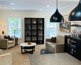 Baby Grand, Pet Friendly Cottage in Downtown Saugatuck - Saugatuck - Living room